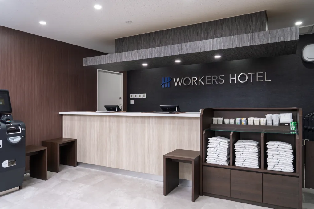 ワーカーズホテル「WORKERS HOTEL」のフロント・ロビーエントランス。