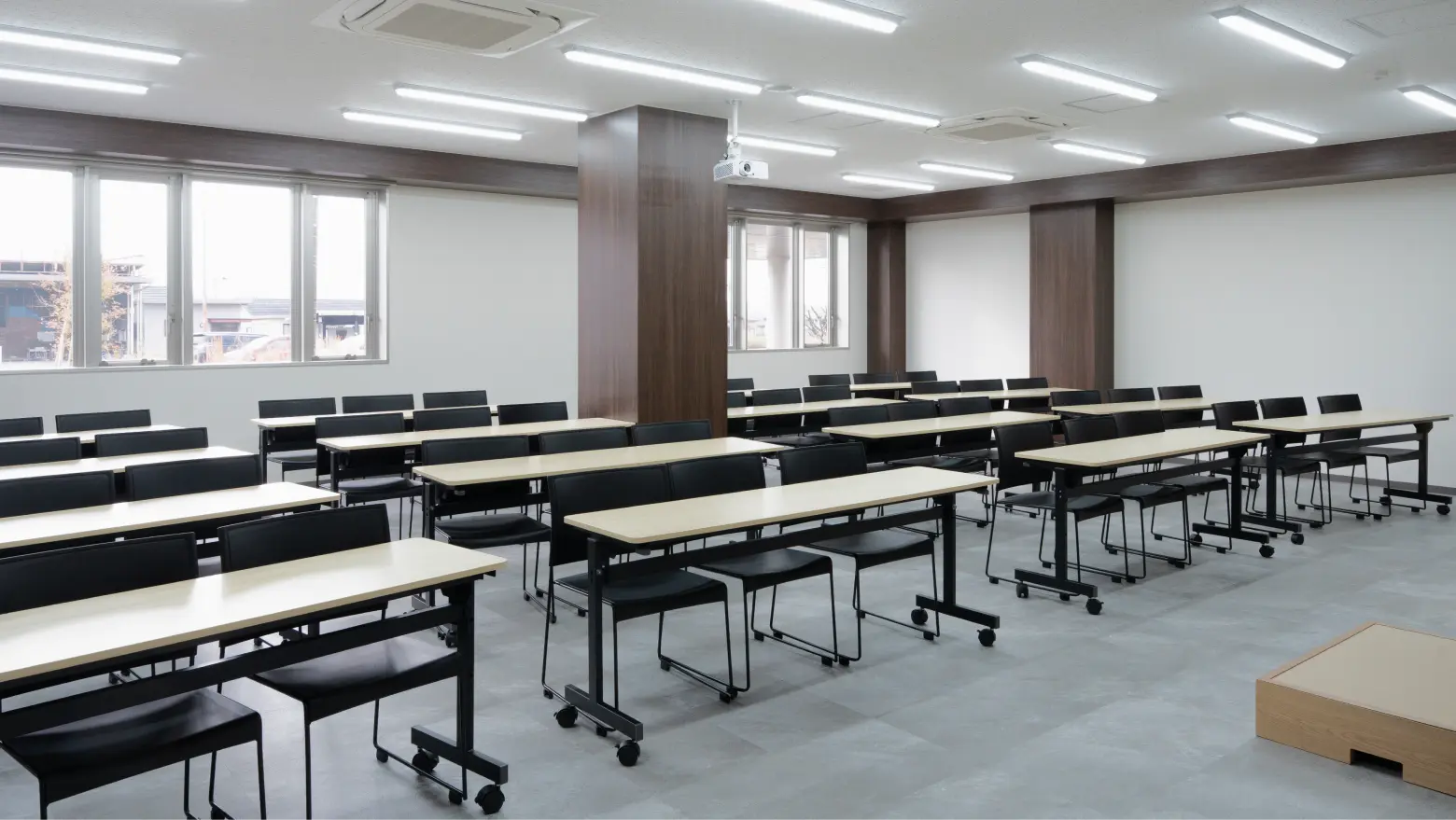 後方から見た広々とした大会議室の全体レイアウト