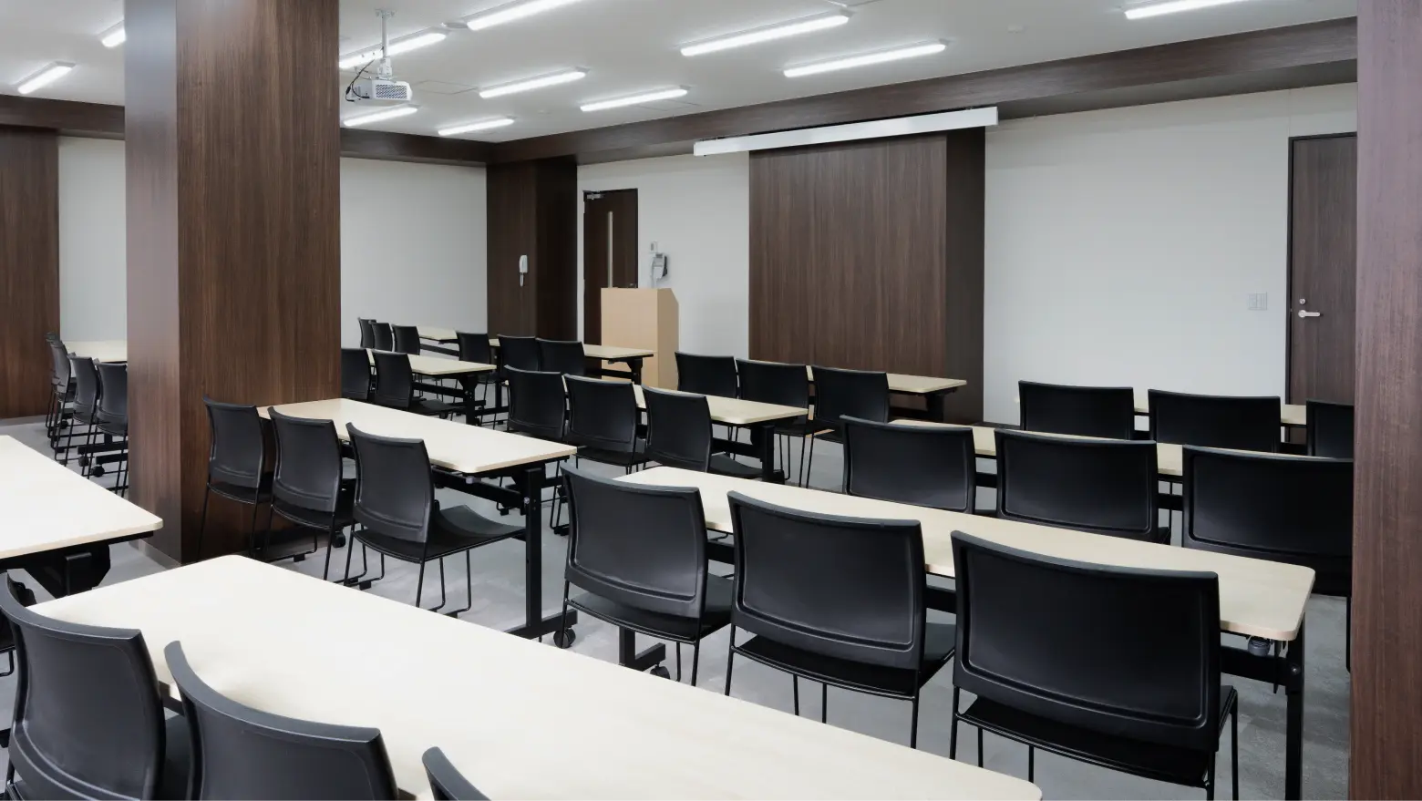 スクール形式で机が配置された窓際の会議スペース