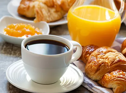朝食イメージ：コーヒー、クロワッサン、オレンジジュース
