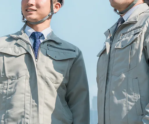 建設現場の作業員、またはホテル運営のメンテナンススタッフ