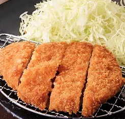 金網の上にのった、揚げたてで衣がサクサクとした厚切りのとんかつ。