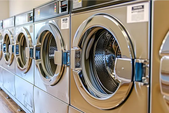 施設内に設置された、複数台の大型コインランドリー用洗濯乾燥機