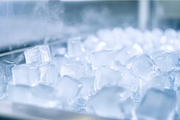 大量の角氷が積まれた製氷機。アイスやコンディショニングに利用できる