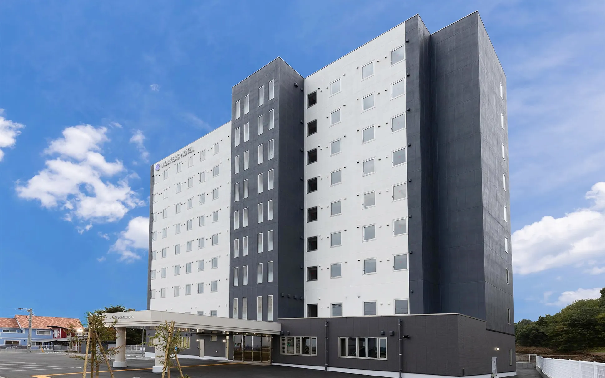 ワーカーズホテル熊本大津の外観パース。白とグレーのモダンなビル。