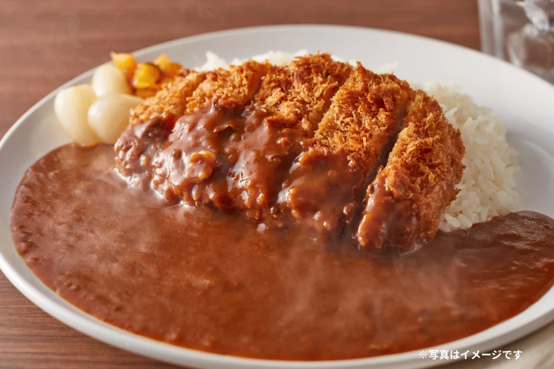 サクサクのトンカツが乗せられた熱々のカツカレー。