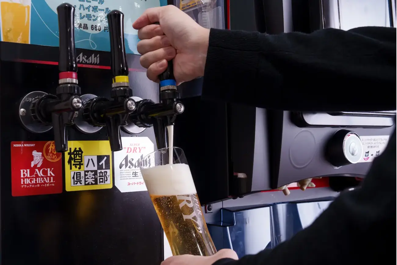 ビールサーバーからグラスに冷えた生ビールを注いでいる様子