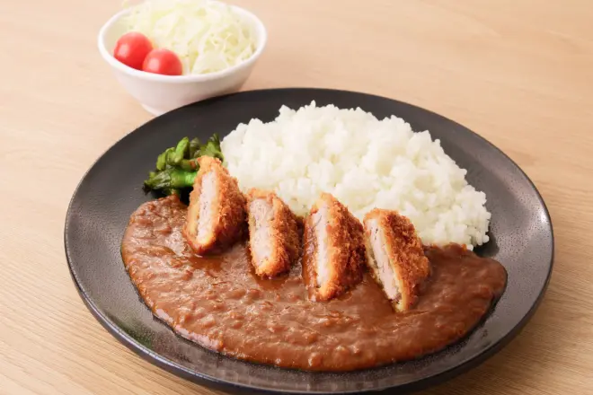 じっくり煮込んだカレーにサクサクのカツを乗せたボリューム満点のカツカレー