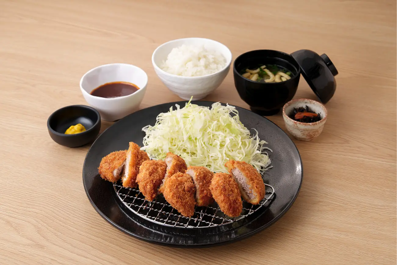 柔らかい肉質が特徴のヒレカツ定食。サクサクの衣とご飯、味噌汁のセット
