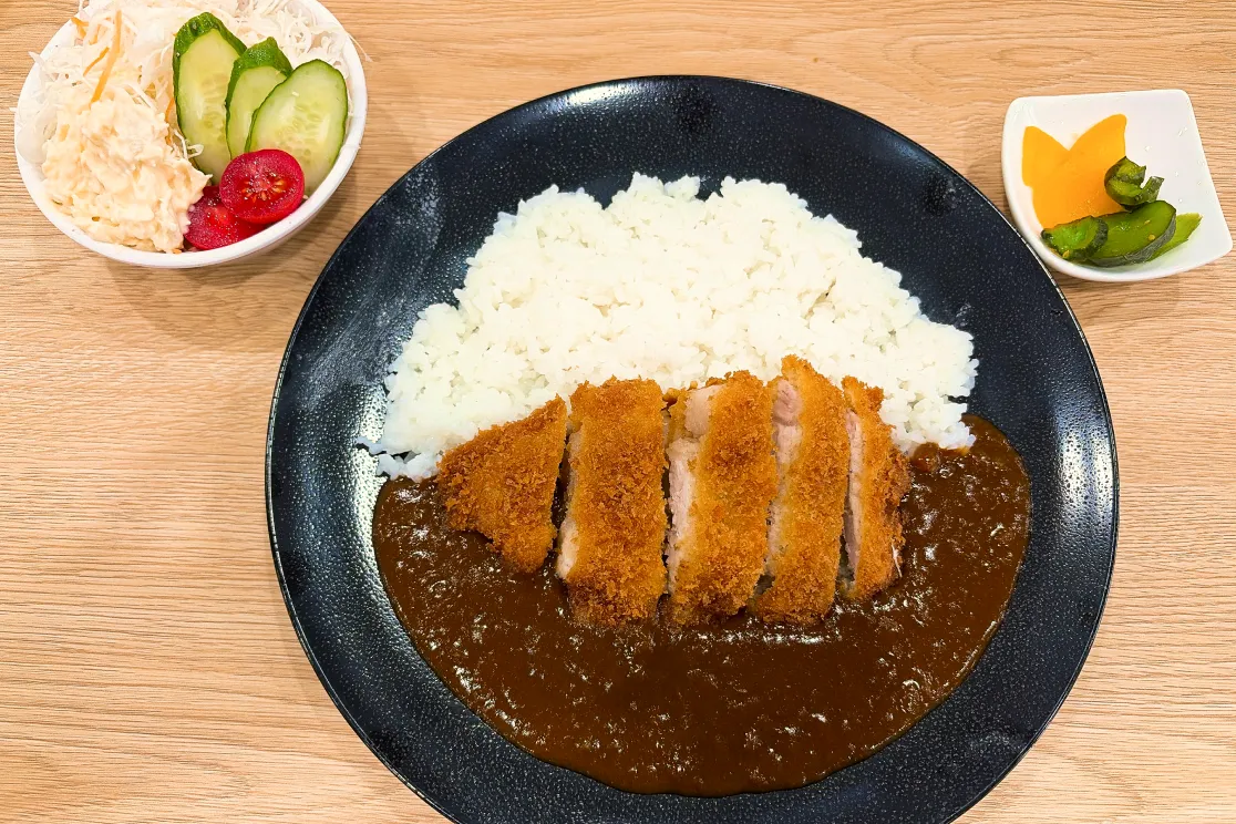 じっくり煮込んだコクのあるカレーにサクサクのカツを乗せたボリューム満点のカツカレー
