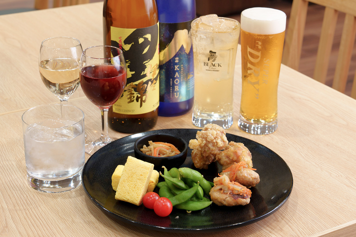 唐揚げや枝豆などのおつまみ盛り合わせとアルコール飲料